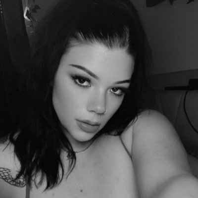 riahluxee's profile picture. just gonna squeeze by ya real quick