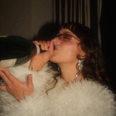 roachluvr98's profile picture. i’m not a bitch I’m an aries realist