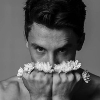 Hero38048789224's profile picture. 🏡 نـــآظـــر مــخفــی مــحــلــه
تــخـصـص » چــای خــوردن رو پشت بــوم ☕