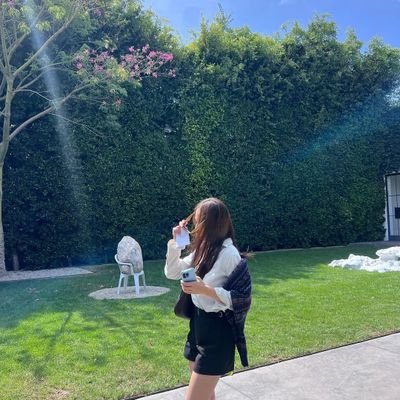 ensitinthehaus's profile picture. @affxtionINA's translator • 24/7 yapping about k-ent c-ent • for 🏸 : @morningfsun