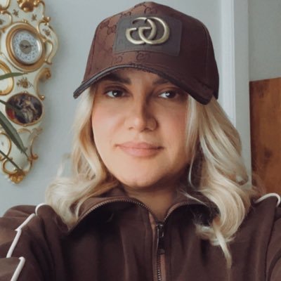 arezootz's profile picture. 