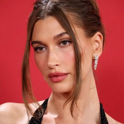 hadiddstar's profile picture. Perdi meu outro perfil @biabieberh  I’m obsessed with lilies and the Bieber’s