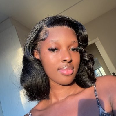 pampeezy_'s profile picture. DRIVEN|| Stellenbosch university📚|| Vision to transform South Africa’s education landscape || I sell wigs too