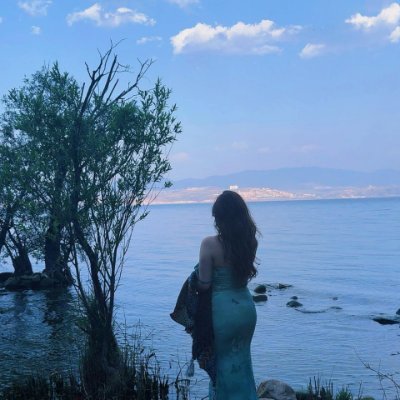 YumikoHONDA36's profile picture. 蜜を集めるのに忙しいミツバチには、くだらないおしゃべりをする時間はありません。
