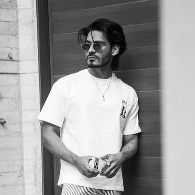 ironyoflove123's profile picture. 