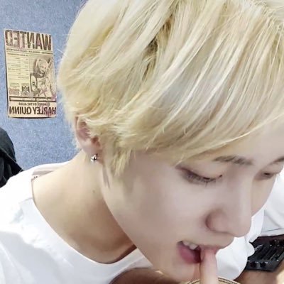 dear_milcob's profile picture. 빨간 스웨터를 입혀줄게