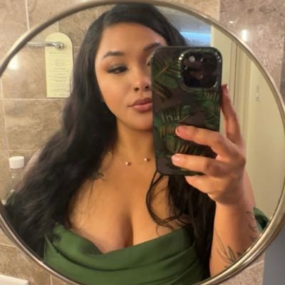 saltwaterneni's profile picture. raised by the water 🇬🇺