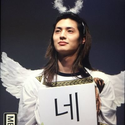 dreamday316's profile picture. 비극적 주인공은 골드만의 관점에서 보면 부재하는 신이 현존하는 곳에 살면서 세속적 맥락에서는 전혀 말이 되지않는 절대적 요구의 짐 때문에 비틀거리는 사람이다.