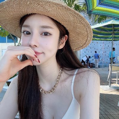 jennie56888's profile picture. Fashion girl in London. ☕️👠🌪️ Living for the catwalks, surviving the chaos.