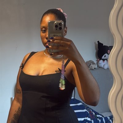 tamikamqhum's profile picture. i literally hate everything