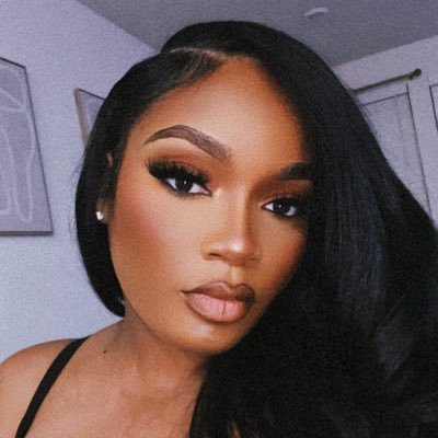 superrrbombmum's profile picture. 