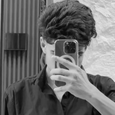 izhannfarooq's profile picture. Paper hands don't build empires.