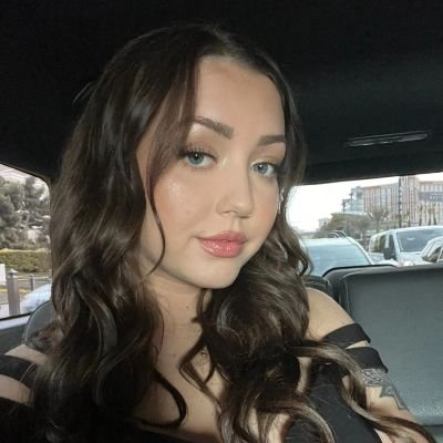 Sophia93213's profile picture. Let love lead