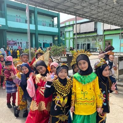 MomZzaini76929's profile picture. ya allah baru 2 harian lagi umur akun sudah ke suspen🍣 lagi😭 akun @dicobab44 ke suspen 16 nov jangan direrol ya host🙏🥹