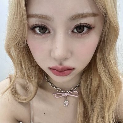 gigsbestgirl's profile picture. she's heaven in a short skirt.