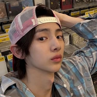 cortisehfoda's profile picture. ta eu e o seonghyeon aqui tomando açaí