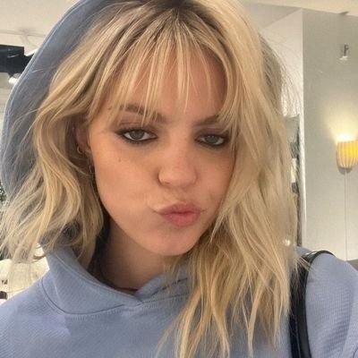 evrmoregirlie's profile picture. i'm mixing my pop culture metaphors cause i'm fucking upset!!