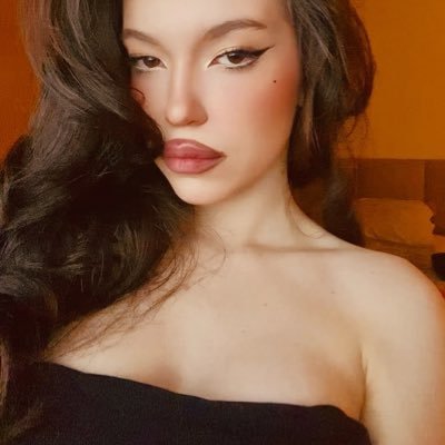 hnwzsw's profile picture. não há solidão comparável à de vivermos longe de nós.