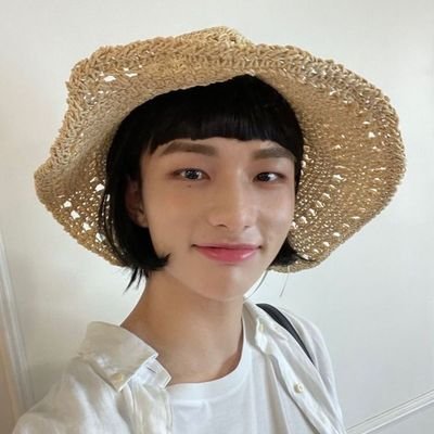 molhomilanesa's profile picture. eu i o hyunjin de cabelinho curto com franjinha usando um chapéu de praia contra o mundo