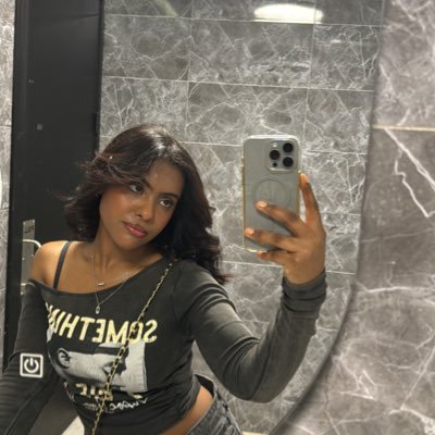 il1aw's profile picture. It's all about me here so don't get too close