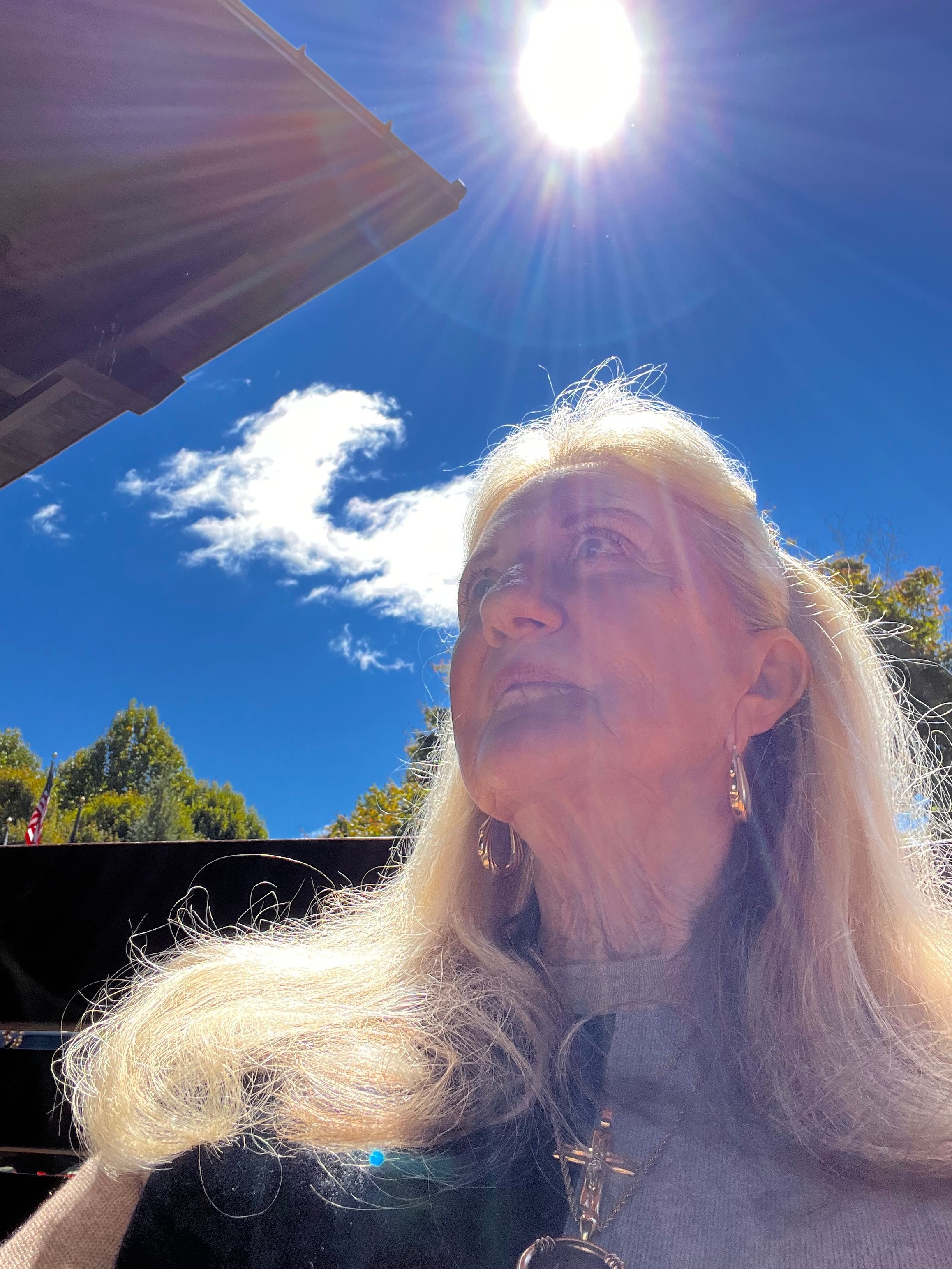 BillieLoweContr's profile picture. 