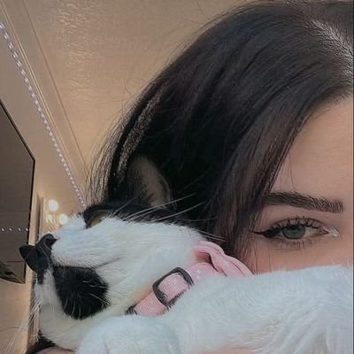 Fmomn's profile picture. س نعِيش فرحاً رُغماً عن ما كان يُحزننا ، و سنُجزى بِ حُلو الصبر اقدارآ ستُرضِينا ♡