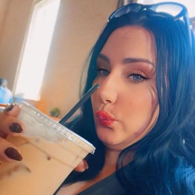 wizzyboy0066's profile picture. Ten cuidado con a quién alejas porque algunas personas no volverán.