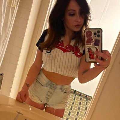 youngLULY's profile picture. i already won the lottery; i was born in the U-S of A baby🐍🇺🇸 | #BU ‘14 | still makin ur drinks | from the colorful lawless swamp 🍊🐊