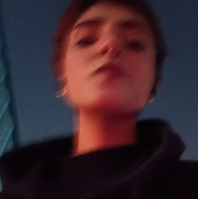 thisissky_m's profile picture. نمیدونم، تلاش می‌کنم به پایین نگاه نکنم.