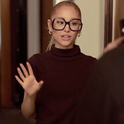 EsenciaDorada's profile picture. apprendre le français pour toujours
                                                                  💌 aways Ariana and Lana ! ♡