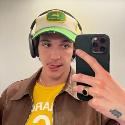 camcmrnss's profile picture. don’t ask me about vanicka I will jump in traffic and kms