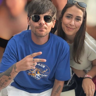 IouissouI's profile picture. everything’s changed outside but i feel the same inside.