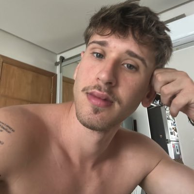 mucacomenta's profile picture. coerência nesse perfil? sério?