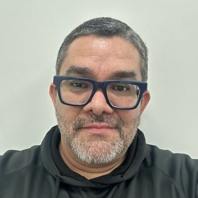 harryposada's profile picture. Hijo de Dios / Papá de Marito/ Periodista y, por hoy, comunicador institucional / Músico frustrado / Voleibolista retirado /