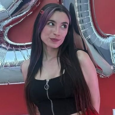 lynielhouse's profile picture. le conte a evelyn como me sentia y a los dias escribió toma mi mano