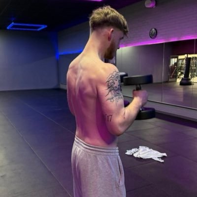 AlphaOakley_'s profile picture. 20 | straight muscle god 💪🏼😈6ft1 | Findom | Size 11 uk | here to claim what’s mine 😏🫰🏻