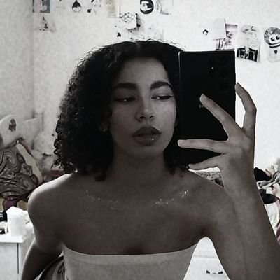 randomshitanna's profile picture. 