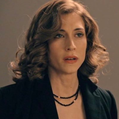 amenregina's profile picture. ; you’re pretty but you’re not over 40 ✨