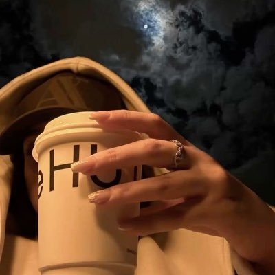 xrbi0_'s profile picture. بين قلبٍ رهيف وبين راسٍ عنيد .. / I’m Programmer 👩🏼‍💻