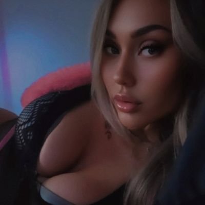 Imsixe's profile picture. I’ve done a lot of cool things but you’re probably here now because I’m shaped like a Russian stacking doll.