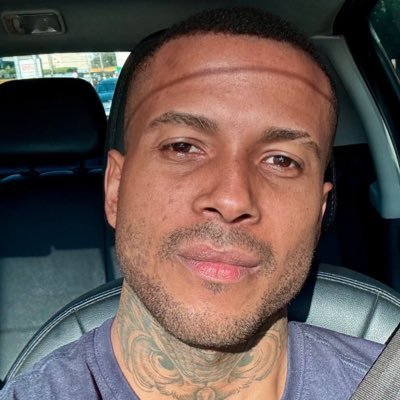 ErivelltonRosa's profile picture. ⬆️ PERFIL 🔞 1,82cm • PÉ 42” 🍊 https://t.co/EX9D1MBqg5