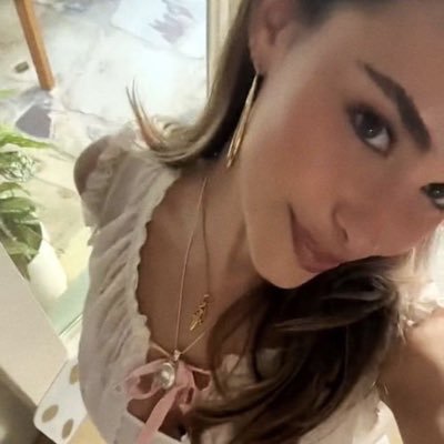 mebsweets's profile picture. i know i should be bitter but baby right now i'm bittersweet . ݁𝜗𝜚.