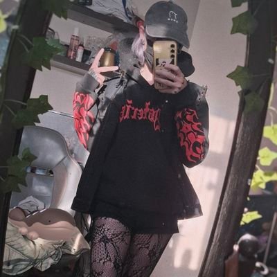 israelophobix's profile picture. 你好，我正在逃離英國這個充滿受虐狂的世紀。可以告訴我哪裡可以買到烤馬鈴薯和肉汁嗎

some nsfw

backup: @israelh8er