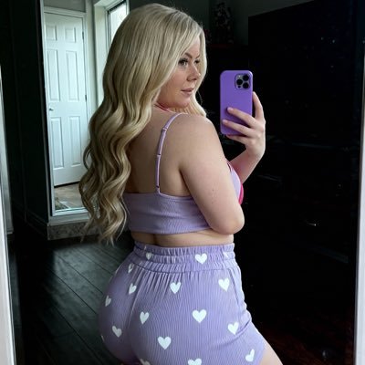 curvydanni's profile picture. 🎮 Gamer girl ❤️ Anime enthusiast ❤️ curvy 😜 Body positive ✨