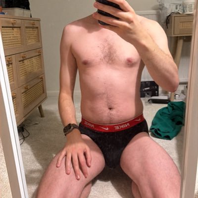 thickbritdick's profile picture. Handsome 30-something British guy with a very fat cock 🍆