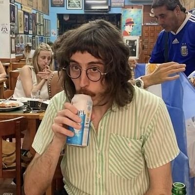 coffeesbian's profile picture. vivendo à base de café, livros & tim bernardes.