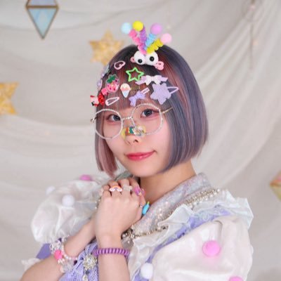 shira_kimihane's profile picture. キミニハネ（@kiminihane_info)紫担当👓💜/ 北海道 道東出身/しらたま“ちゃん。”までが名前です🐈/ 2023.04.01デビュー / 七音スマイル所属 /【ご依頼✉️お問い合わせ】kiminihane.info@gmail.com 💜#しらたまちゃんのす 付けてツイートしてね💜