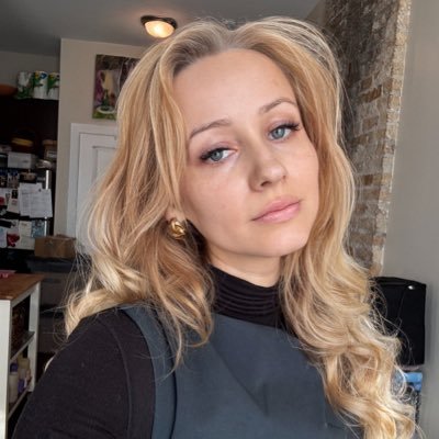 lanadelamo's profile picture. 🌸 trapeze artist 🎪 candle maker 🕯️ girly things 🎀