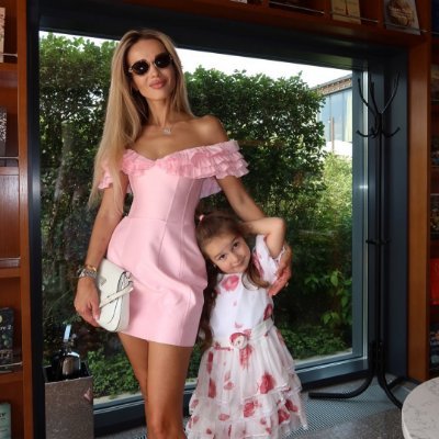 ashfaqu03257543's profile picture. 👩‍👧A single mother who works and lives in Los Angeles
📚Reading and ✈️traveling are how I see the world.
🌈 Independent and free