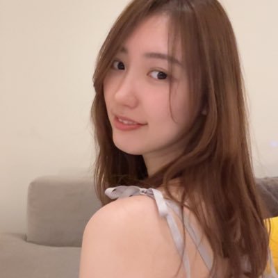 qrjNps6WPNT4pM2's profile picture. 薬科大学院で研究しているグラビアアイドル